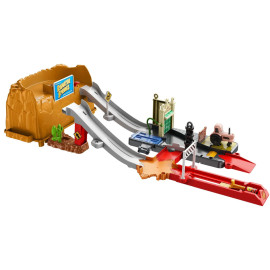 Bộ đồ chơi mô hình đường đua Disney Pixar Cars Race & Go Playset kèm xe Lightning McQueen 95