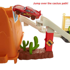 Bộ đồ chơi mô hình đường đua Disney Pixar Cars Race & Go Playset kèm xe Lightning McQueen 95