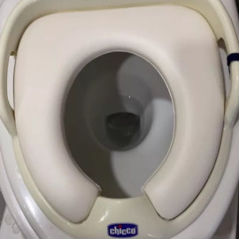 Bệ thu nhỏ bồn cầu cho bé Chicco có tay vịn, đệm lót êm