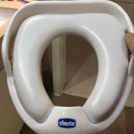 Bệ thu nhỏ bồn cầu cho bé Chicco có tay vịn, đệm lót êm