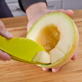 Dao nhựa cắt và bỏ ruột dưa Melon Slicer KM-1333 hàng Nhật - Trắng