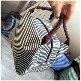 Túi giữ nhiệt cho hộp đựng thức ăn Komeki Japan 31x22x11cm - Kẻ sọc có khóa kéo