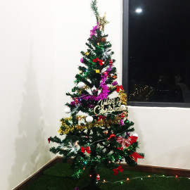 Cây thông Noel LuxStay 1.5M + đèn Led 4.5m kèm 115 phụ kiện trang trí Giang Sinh 2022