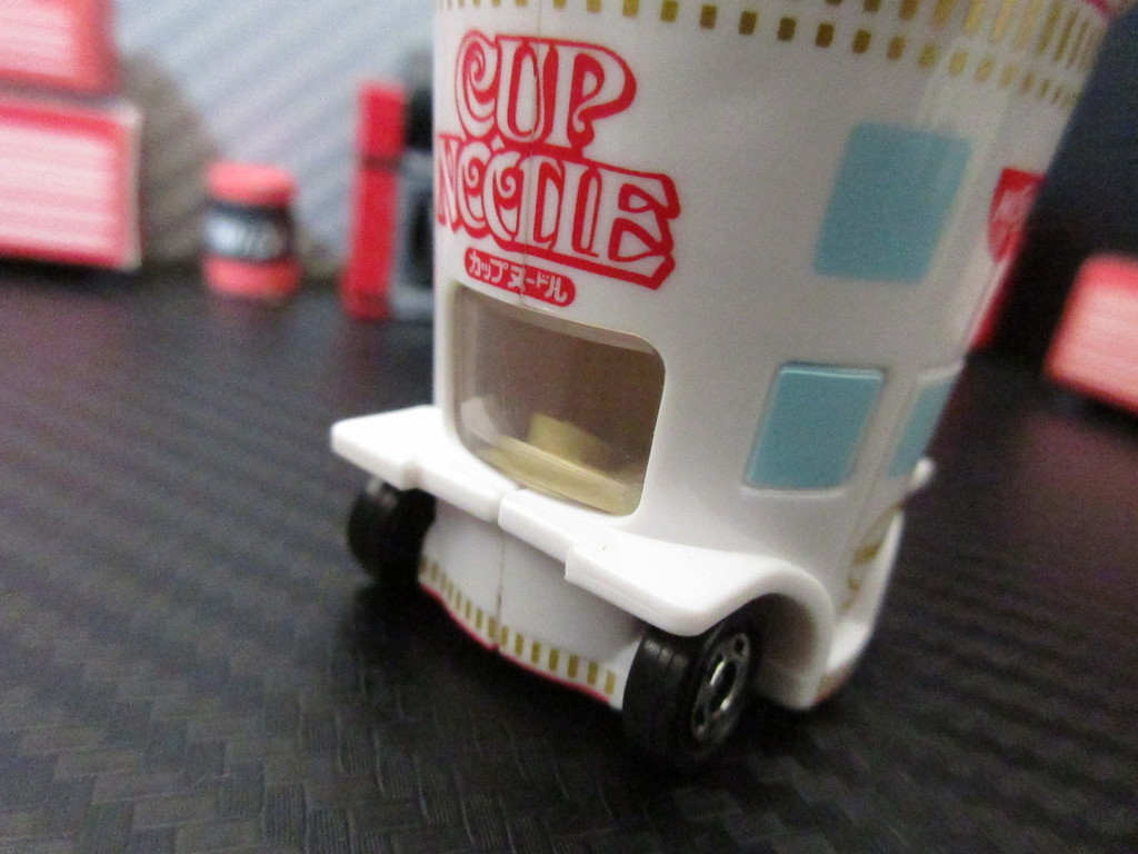 Xe mô hình Tomica Dream Nissin Cup Noodle No.161