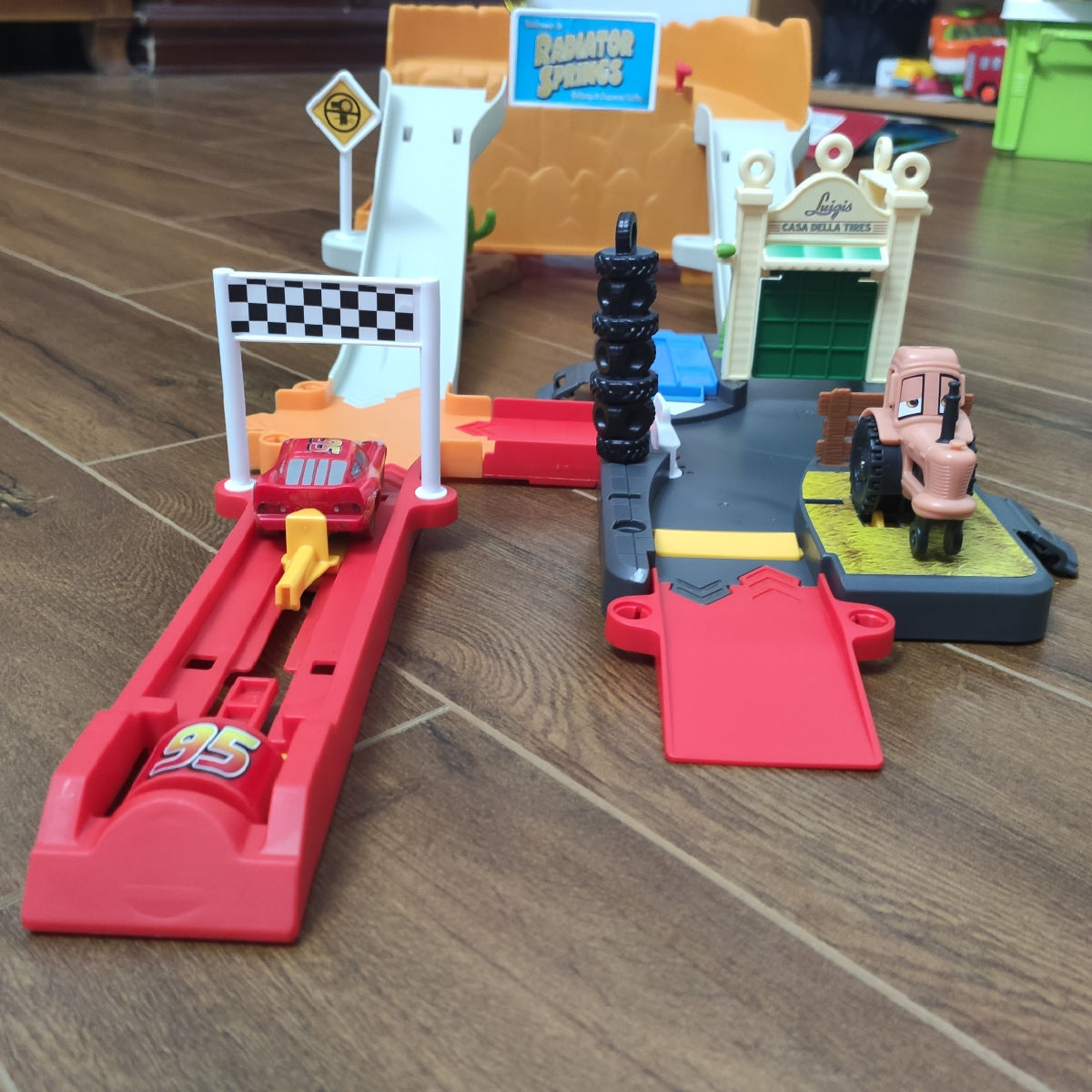 Bộ đồ chơi mô hình đường đua Disney Pixar Cars Race & Go Playset kèm xe Lightning McQueen 95