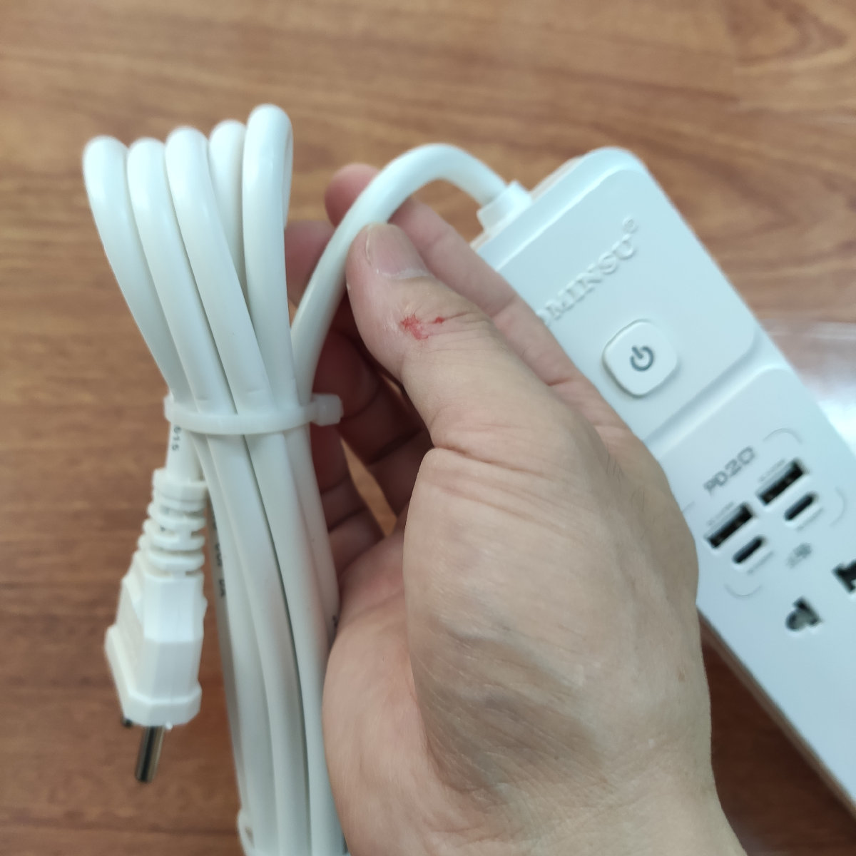 Ổ cắm điện đa năng 4 USB PD 20W sạc nhanh Ominsu 2500W OS02