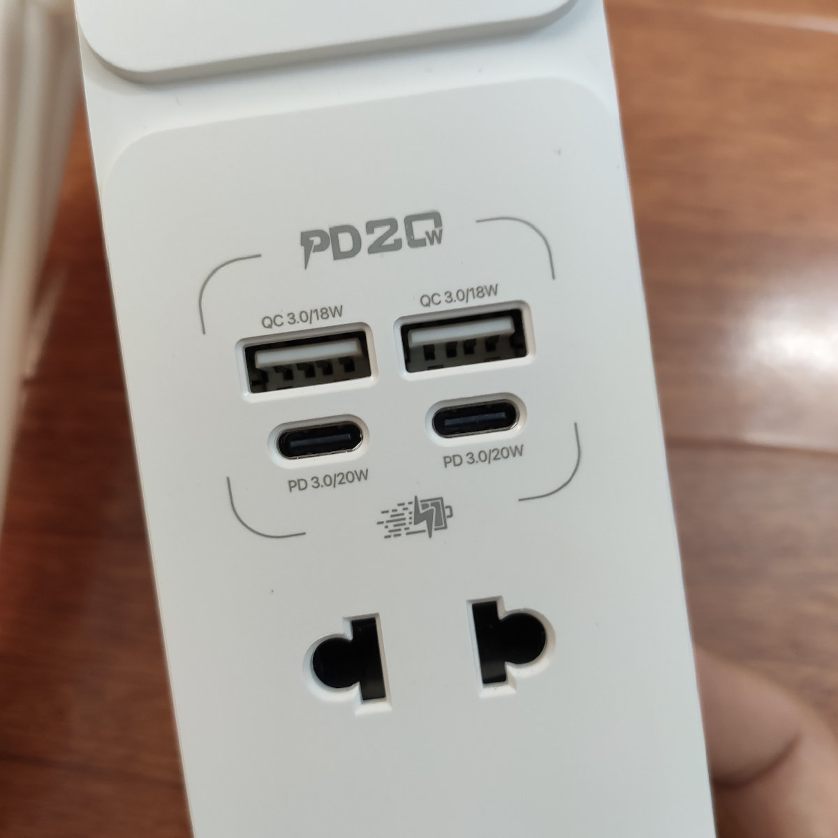 Ổ cắm điện đa năng 4 USB PD 20W sạc nhanh Ominsu 2500W OS02