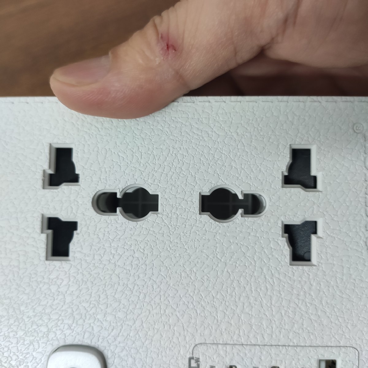 Ổ cắm điện đa năng kiêm Sạc nhanh 3 USB PD 20W Ominsu OS01 2500W