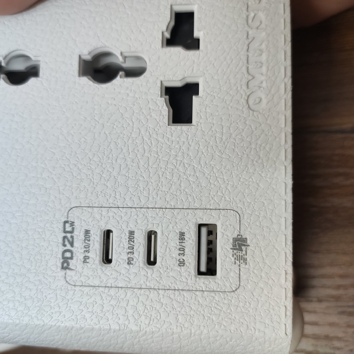 Ổ cắm điện đa năng kiêm Sạc nhanh 3 USB PD 20W Ominsu OS01 2500W