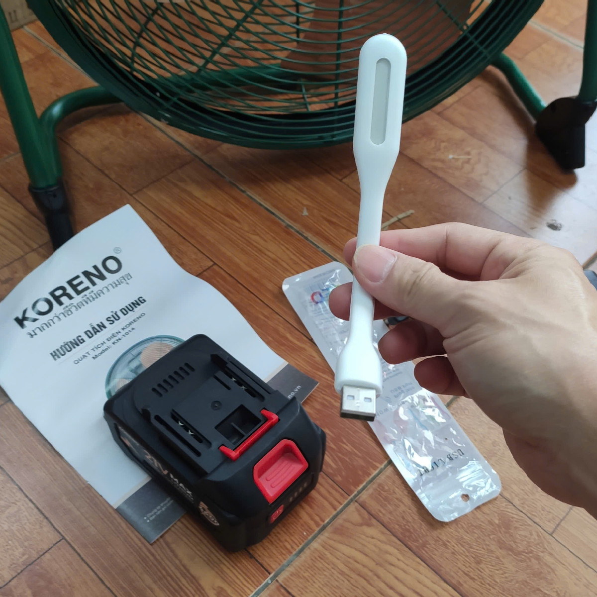 Quạt tích điện Koreno KN-1014 cánh 14 inch