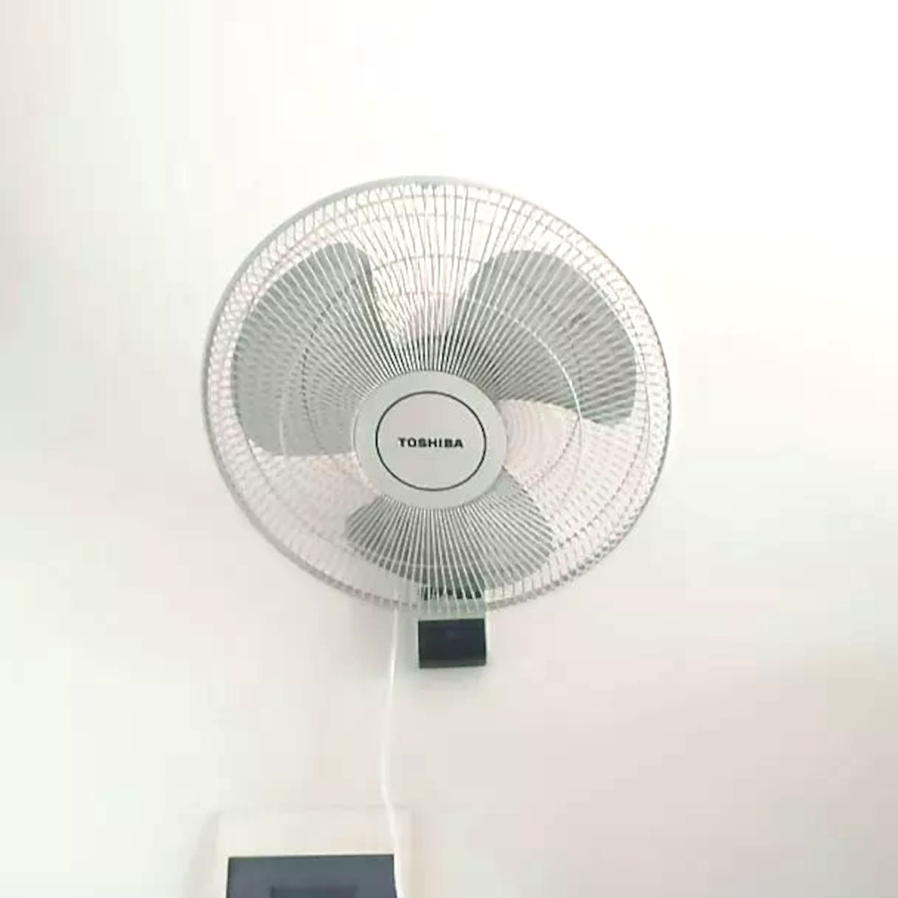 Quạt treo tường Toshiba F-WSA20(H)VN 3 cánh 3 tốc độ gió kèm khiển từ xa