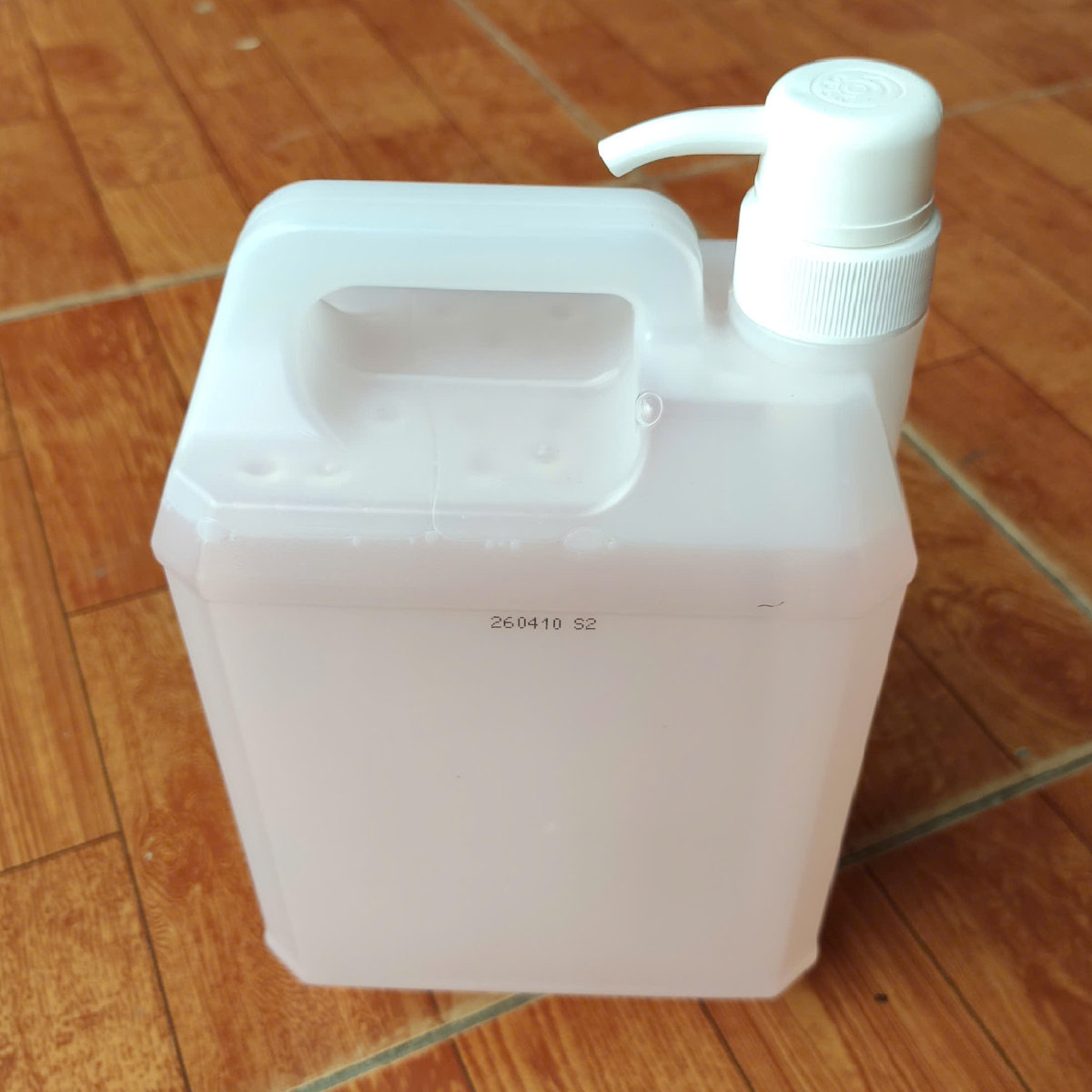 Nước rửa chén WAI Rookie-V 2L Nhật Bản có vòi nhấn - Hương bưởi