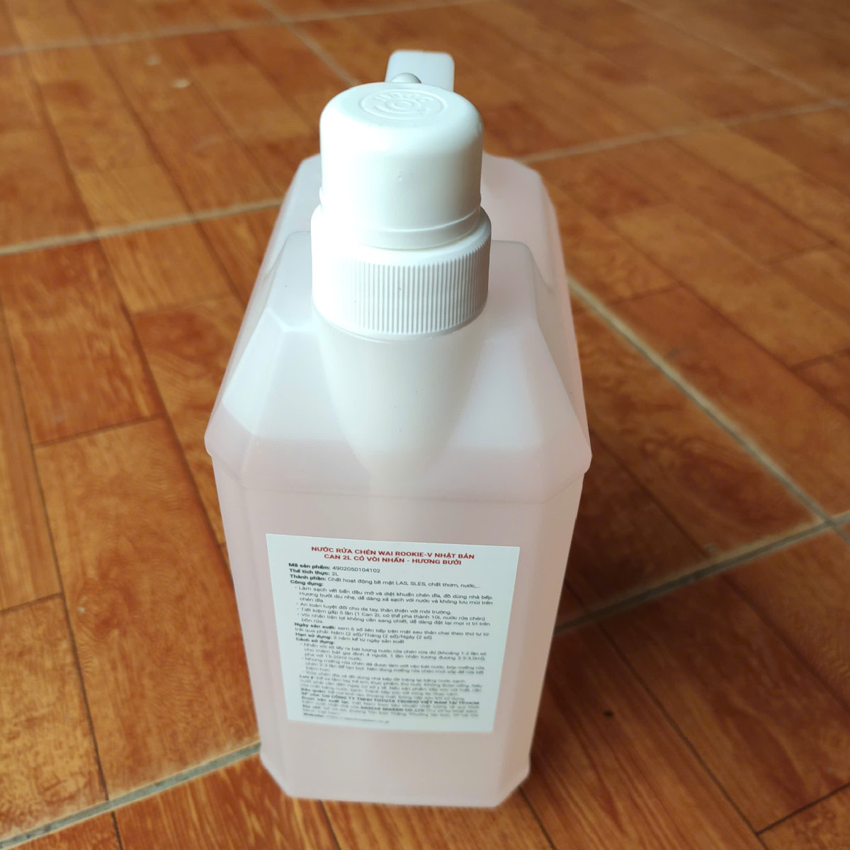 Nước rửa chén WAI Rookie-V 2L Nhật Bản có vòi nhấn - Hương bưởi