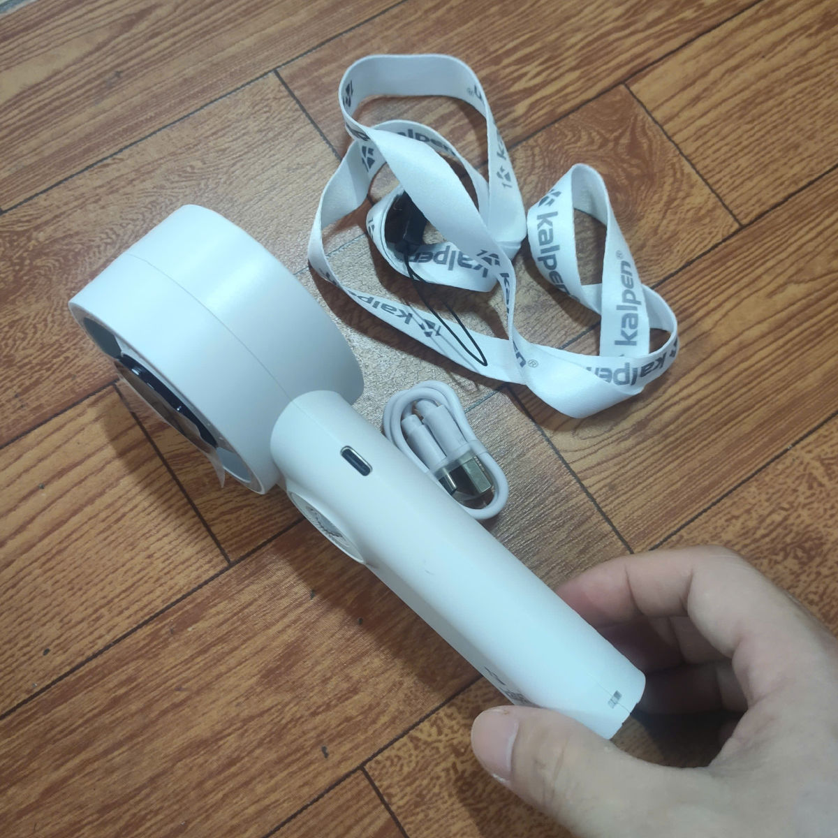 Quạt tích điện cầm tay 100 tốc độ gió Kalpen AR305 pin sạc 3600mAh