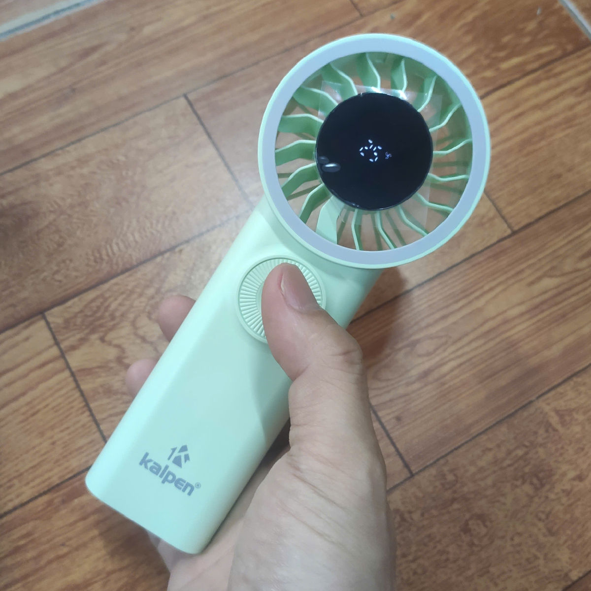 Quạt tích điện cầm tay 100 tốc độ gió Kalpen AR305 pin sạc 3600mAh