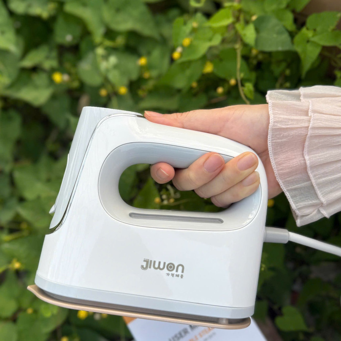 Bàn là hơi nước cầm tay mini JIWON Korea JW-2879 công suất 1100W