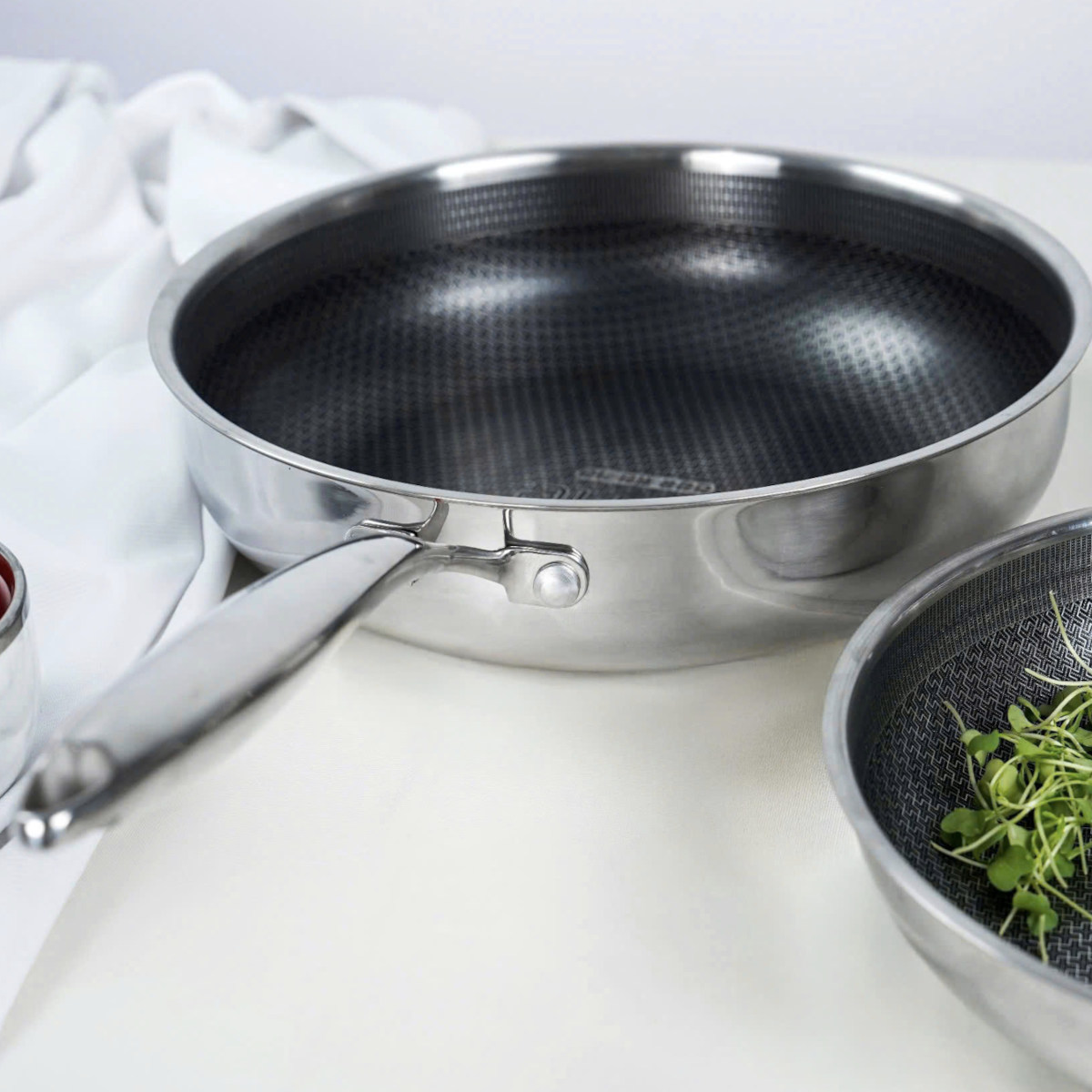 Chảo inox 18/10 chống dính Blackcube Gume Korea GM1324N vung kính