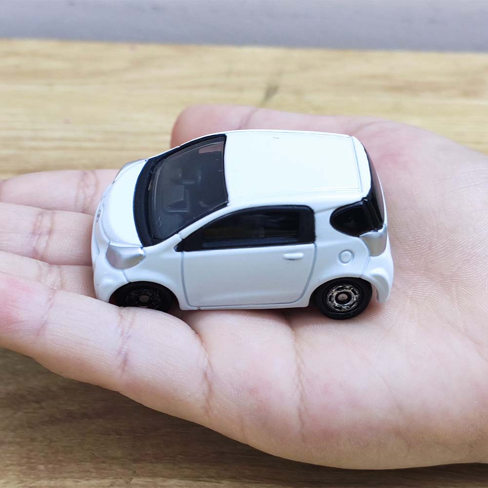 Xe ô tô mô hình Tomica Toyota IQ trắng No.28