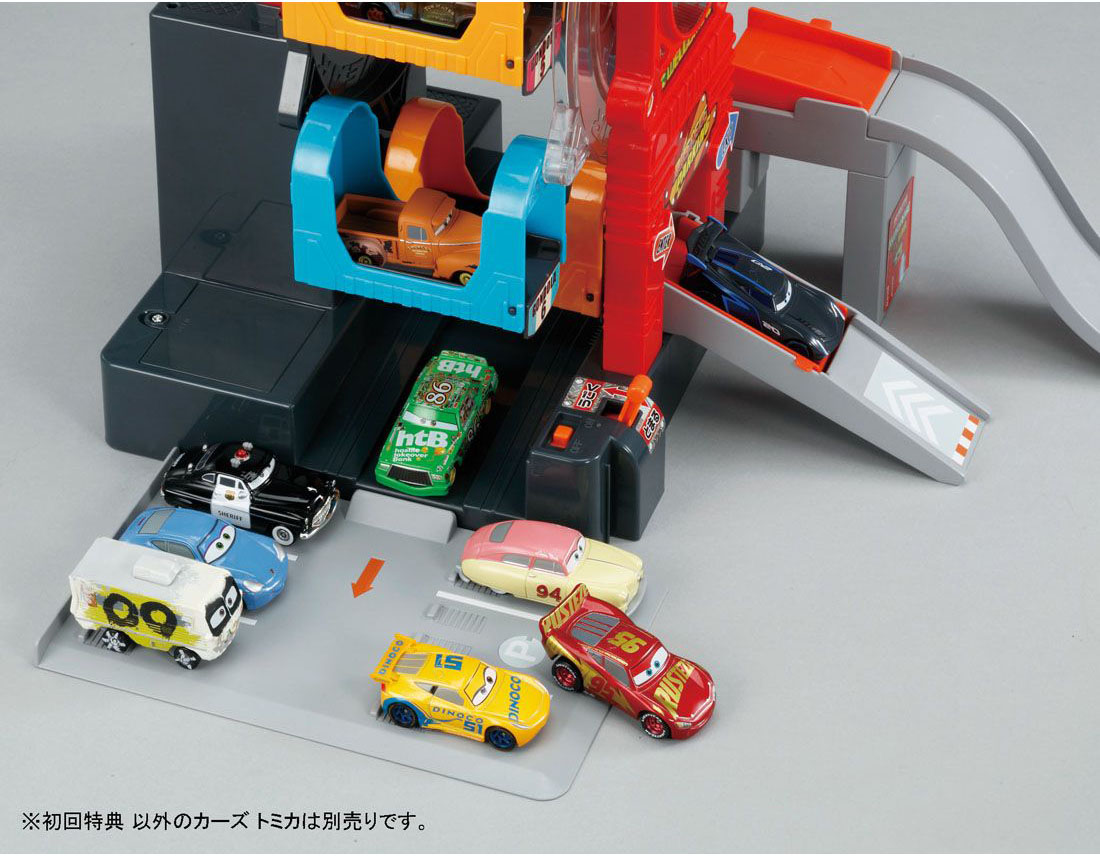 Mô hình nhà đậu xe Tomica Disney McQueen Cars Big Rotation Parking