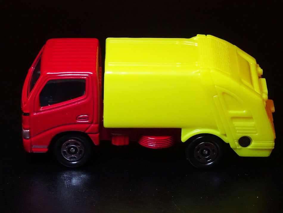 Xe ô tô chở rác mô hình Tomica Toyota Dyna Truck - Yellow