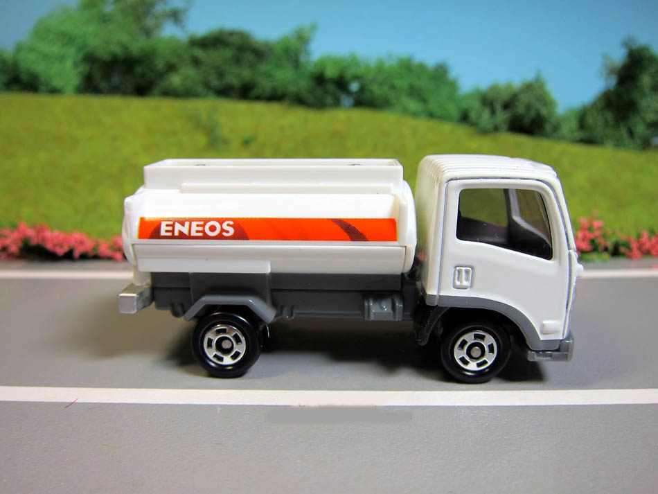 Xe ô tô chở dầu mô hình Tomica Isuzu Elf