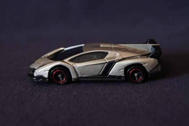 Siêu xe ô tô mô hình Tomica Lamborghini Veneno