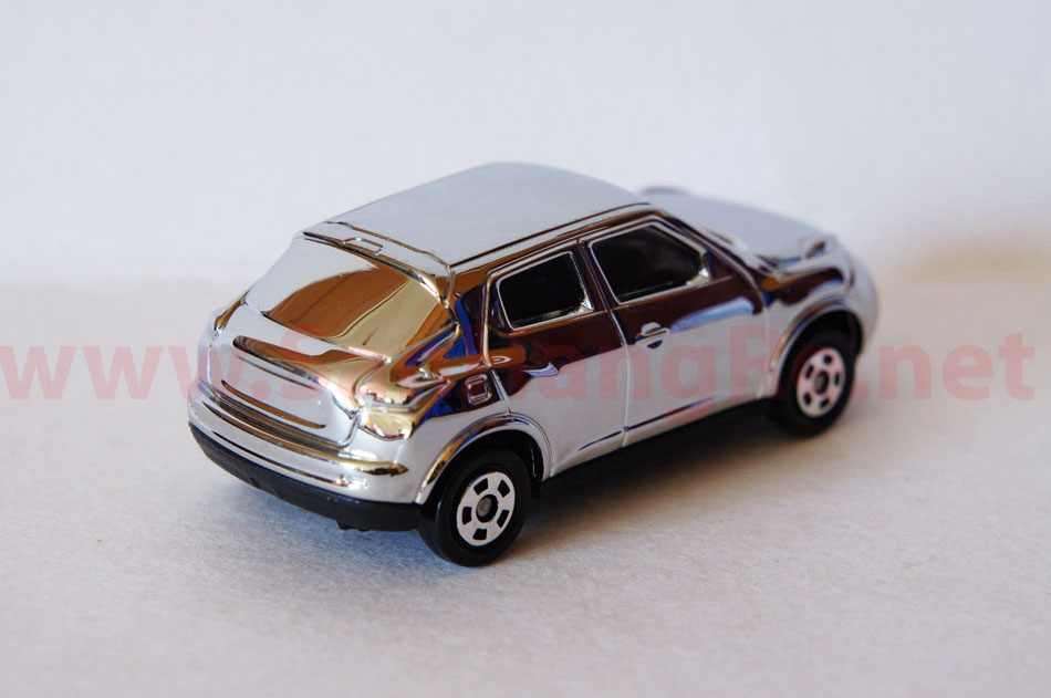 Xe ô tô mô hình Tomica Nissan Juke Silver plating (tỷ lệ 1/64)
