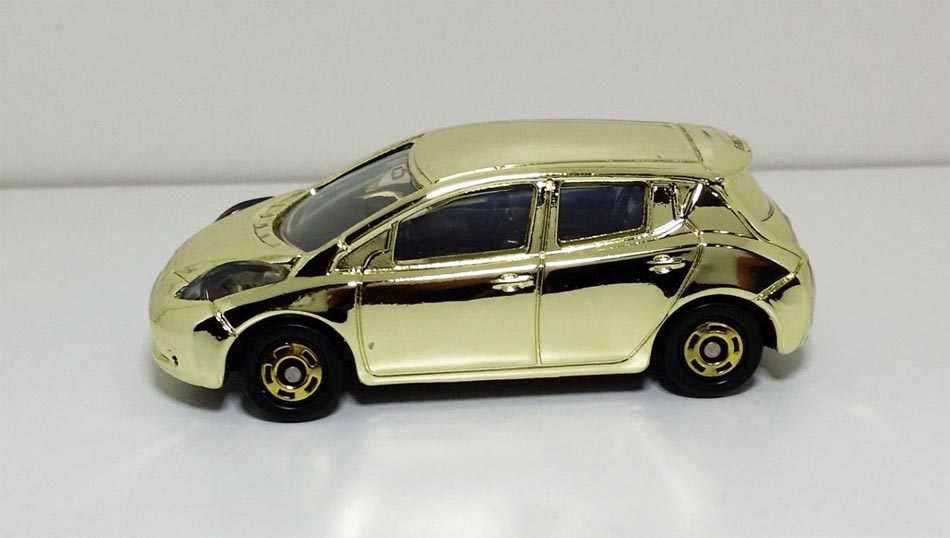 Xe 7 chỗ mô hình Tomica Nissan Leaf Gold