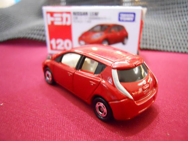 Xe ô tô mô hình Tomica Nissan Leaf màu đỏ​