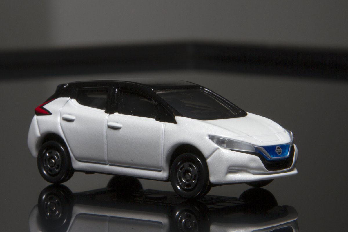Xe ô tô mô hình Tomica Nissan Leaf White