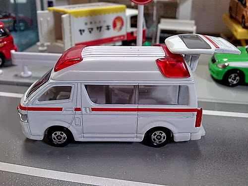 Xe cứu thương mô hình Tomica Toyota Himedic