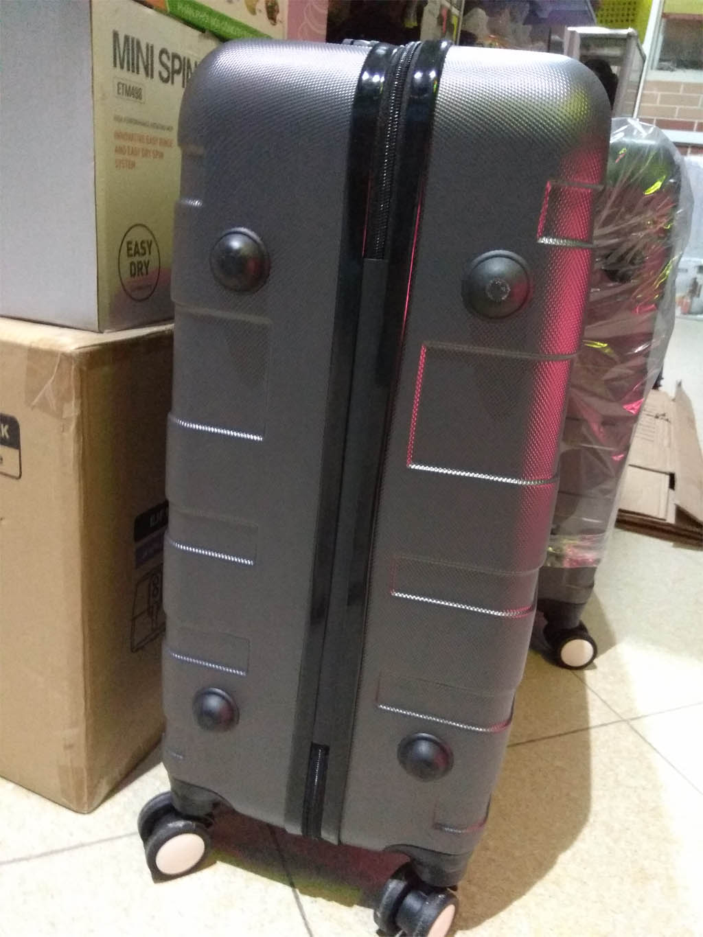 Vali kéo du lịch có khóa số 24 inch Nutifood (Đen) Vali kéo du lịch có khóa số 24 inch Nutifood (Đen)