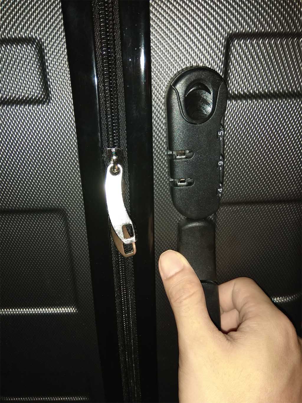 Vali kéo du lịch có khóa số 24 inch Nutifood (Đen) Vali kéo du lịch có khóa số 24 inch Nutifood (Đen)