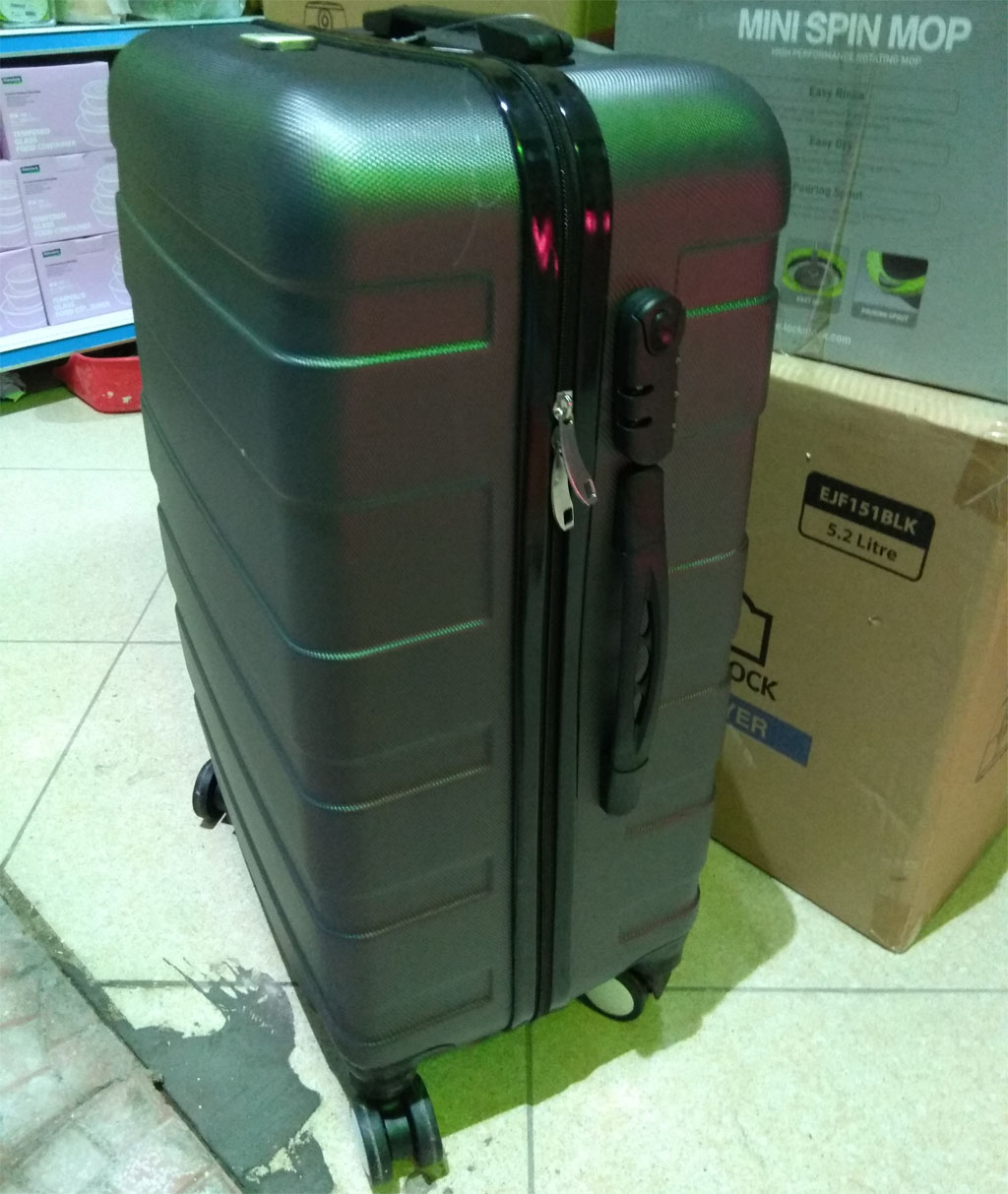 Vali kéo du lịch có khóa số 24 inch Nutifood (Đen) Vali kéo du lịch có khóa số 24 inch Nutifood (Đen)