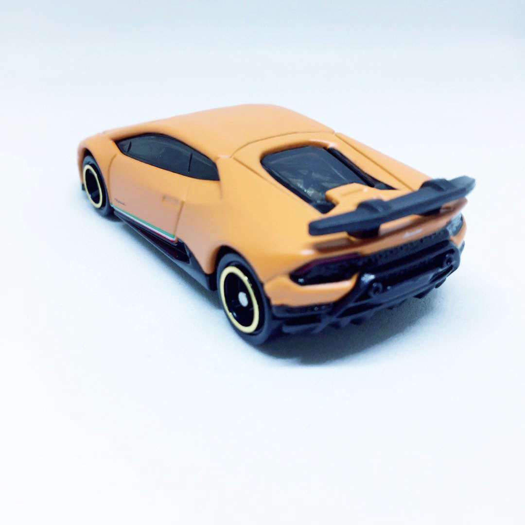Siêu xe ô tô mô hình Tomica Lamborghini Huracan Performante màu vàng